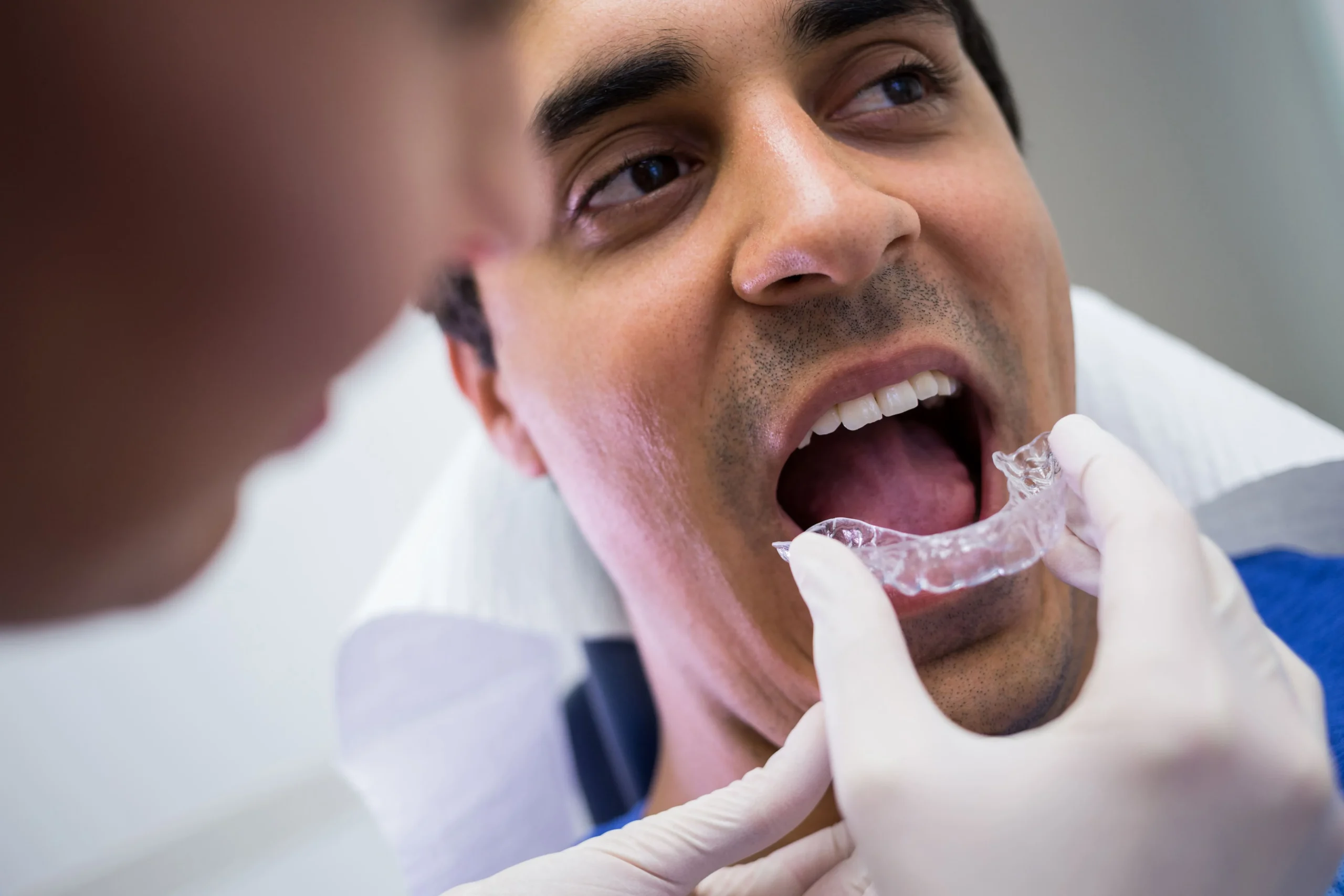 Ortodoncia tradicional e Invisalign: diferencias y qué tratamiento es mejor para cada caso