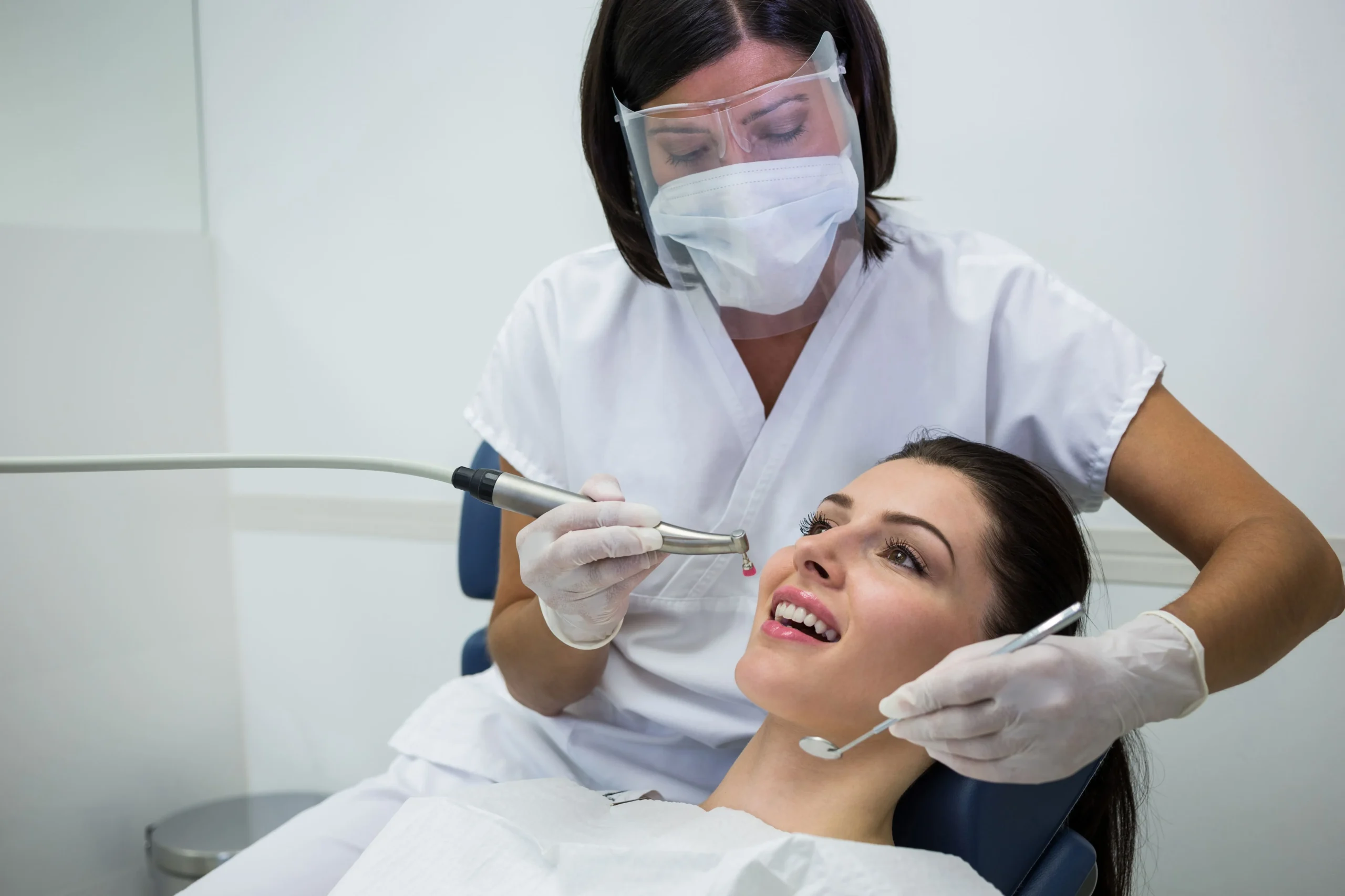 Dentista atendiendo a una paciente con urgencia dental en la Clínica Dental Vásquez